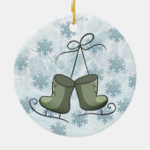 かわいい小さな少年の氷のスケートで滑るオーナメント セラミックオーナメント (裏面)