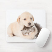 かわいい小さな猫が犬の手で眠る マウスパッド (マウス)