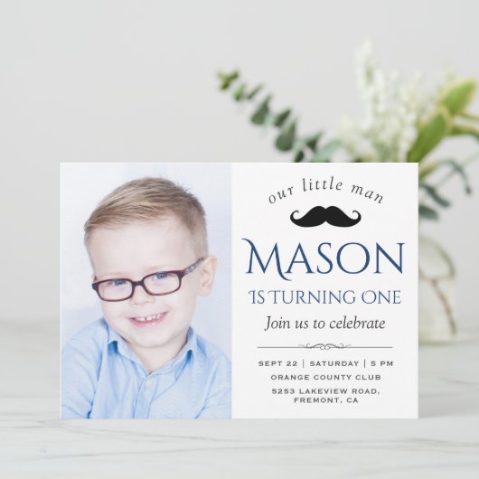 かわいい小さな男の口ひげ最初の誕生日パーティー 招待状 (スタンド正面)