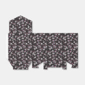 かわいい小さな白いピンクの花を黒い背景で フェイバーボックス (折り畳みなし)