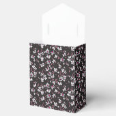 かわいい小さな白いピンクの花を黒い背景で フェイバーボックス (オープン)