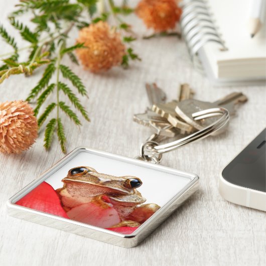 かわいい小さな茶色の霜降りアカガエル赤い花 キーホルダー (側面)