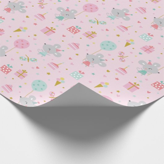 かわいい小さな誕生日マウスとギフト&ケーキピンク ラッピングペーパー (角)