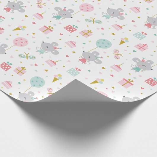 かわいい小さな誕生日マウスとギフト&ケーキ白 ラッピングペーパー (角)