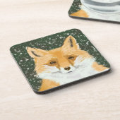 かわいい小さな赤いキツネ – 雪の中。 コースター (左側)