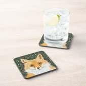 かわいい小さな赤いキツネ – 雪の中。 コースター (右側)