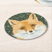 かわいい小さな赤いキツネ – 雪の中。 ラウンドペーパーコースター (アングル)