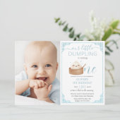 かわいい小さな餃子ブルー1st誕生日の写真 招待状 (スタンド正面)