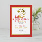 かわいい小さな龍が赤い赤ちゃんシャワーの途中にある 箔招待状 (立ち正面)