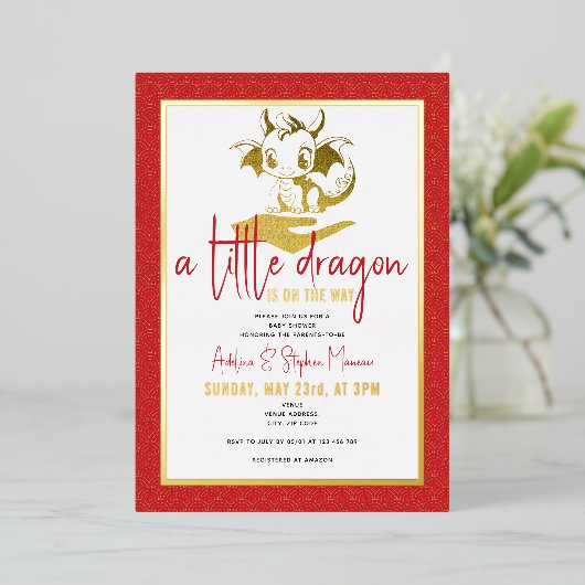 かわいい小さな龍が赤い赤ちゃんシャワーの途中にある 箔招待状 (立ち正面)