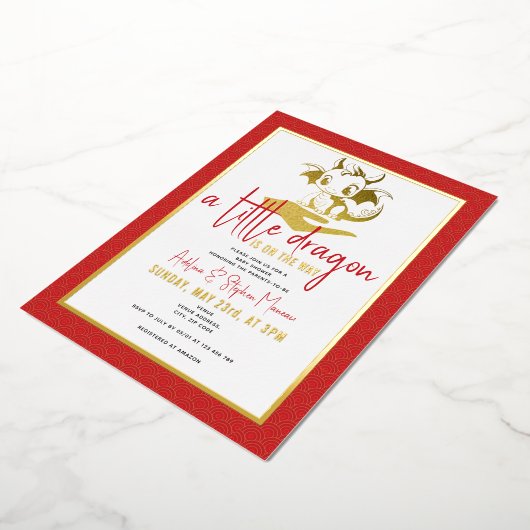 かわいい小さな龍が赤い赤ちゃんシャワーの途中にある 箔招待状 (回転した状態)