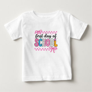 かわいい小学校の初登校ピンクのリボンのかわいい女の子 ベビーTシャツ