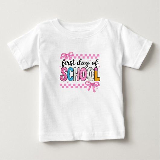 かわいい小学校の初登校ピンクのリボンのかわいい女の子 ベビーTシャツ (正面)