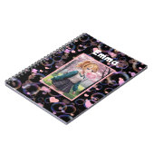 かわいい少女、ピンクのバブルガムを吹く、名前入り ノートブック (左側)