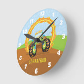 かわいい少年グリーンのモンスタートラックパーソナライズされた ラウンド壁時計 (傾斜)