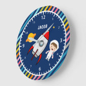 かわいい少年宇宙飛行士が宇宙ロケットの子ども室 ラージ壁時計 (傾斜)