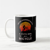 かわいい山バイクもしくは自転車に乗る人サイクリングfor girls パーソナライズされた コーヒーマグカップ (左)