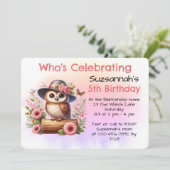 かわいい帽子をかぶったフクロウがログに座っている 招待状 (スタンド正面)