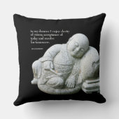 かわいい平和な眠る若い僧侶の石彫刻 クッション (裏面)