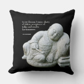 かわいい平和な眠る若い僧侶の石彫刻 クッション (正面)