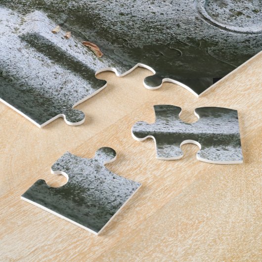 かわいい平和な眠る若い僧侶の石彫刻 ジグソーパズル (側面)