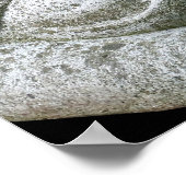 かわいい平和な眠る若い僧侶の石彫刻 ポスター (角)