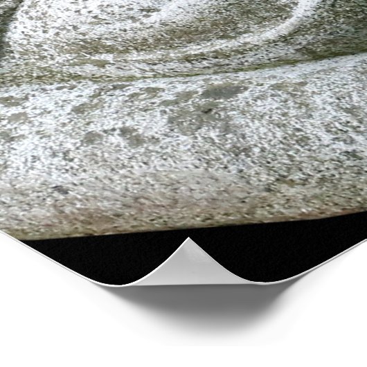 かわいい平和な眠る若い僧侶の石彫刻 ポスター (角)