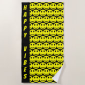 かわいい幸おもしろいせな顔に微笑む絵文字 ビーチタオル (正面)