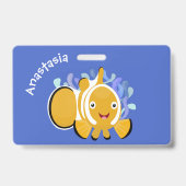 かわいい幸せなクマノミ イソギンチャク カートゥーン バッジ (裏面)