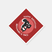 かわいい幸せなスカンクパーソナライズされたの漫画の誕生日 スタンダードカクテルナプキン (角)