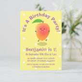 かわいい幸せなマンゴー黄色の漫画の誕生日 招待状 (スタンド正面)