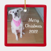 かわいい幸せな子犬ピンクのスカーフの正方形の赤を着て セラミックオーナメント (裏面)