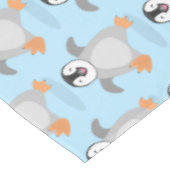 かわいい幸せな皇帝ペンギンのシックな漫画 テーブルクロス (アングル)