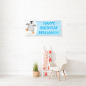 かわいい幸せな皇帝ペンギンchick誕生日の漫画 横断幕 (インサイチュ)