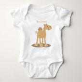 かわいい幸せな笑顔のラクダの漫画パーソナライズされた ベビーボディスーツ (正面)