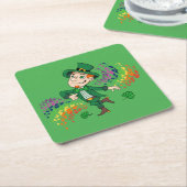 かわいい幸せな笑顔の踊りレプレシャン、虹 スクエアペーパーコースター (アングル)