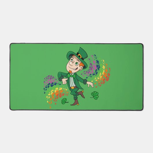 かわいい幸せな笑顔の踊りレプレシャン、虹 デスクマット (正面)