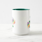 かわいい幸せな笑顔の踊りレプレシャン、虹 マグカップ (中央)