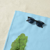 かわいい幸せな緑のブロントサウルス恐竜の漫画 ビーチタオル (インサイチュ)