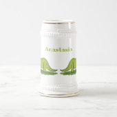 かわいい幸せな緑のブロントサウルス恐竜の漫画 ビールジョッキ (中央)