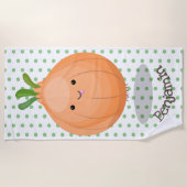 かわいい幸せな茶色の玉ねぎの緑の漫画イラスト ビーチタオル (正面)