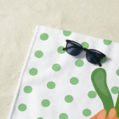 かわいい幸せな茶色の玉ねぎの緑の漫画イラスト ビーチタオル (インサイチュ)