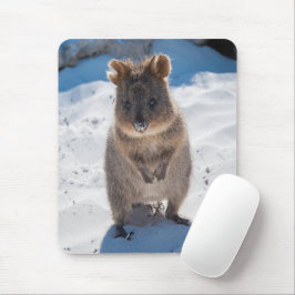 かわいい幸せなQuokkaのビーチ垂直 マウスパッド