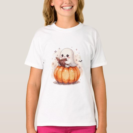 かわいい幽霊がカボチャで読書 – かわいいハロウィン Tシャツ (正面)