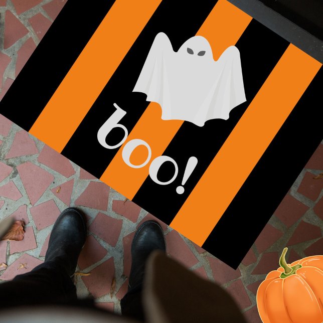 かわいい幽霊ハロウィンオレンジとブラックストライプ ドアマット (This fun, festive "boo!" cute ghost + orange black stripes doormat adds personality to your doorstep)