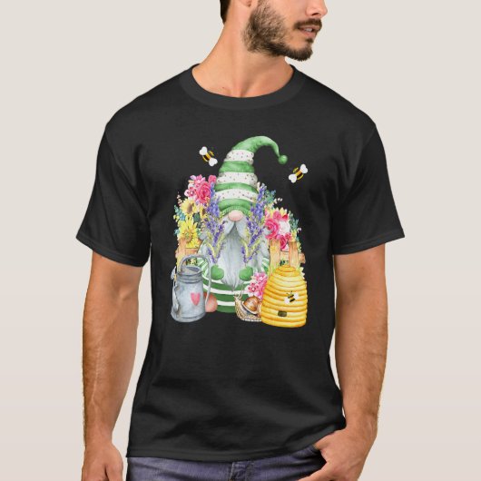 かわいい庭のノームとミツバチと花のガーデナー Tシャツ (正面)