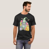 かわいい庭のノームとミツバチと花のガーデナー Tシャツ (正面フル)