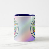 かわいい復活祭の雛、花、カラフル卵 ツートーンマグカップ (中央)