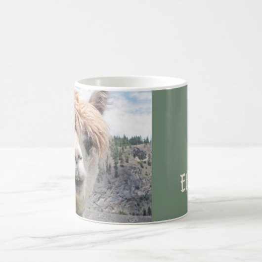 かわいい微笑のアルパカの写真のイメージ コーヒーマグカップ (中央)