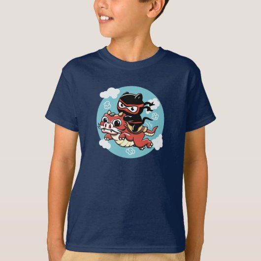かわいい忍者ネコ赤いドラゴンに乗る Tシャツ (正面)